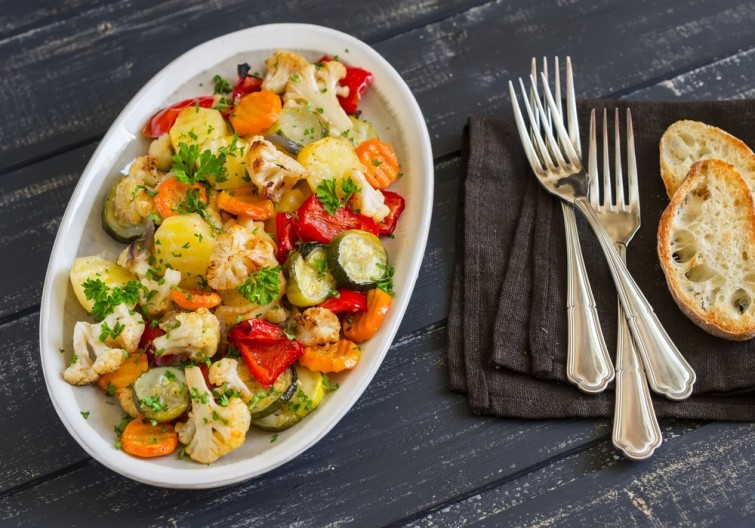 Deliciosa Ensalada De Vegetales Asados Con Aderezo De Perejil