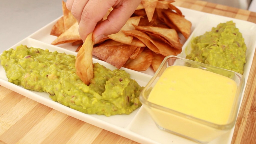 Nachos con guacamole y salsa cheddar delicias.tv